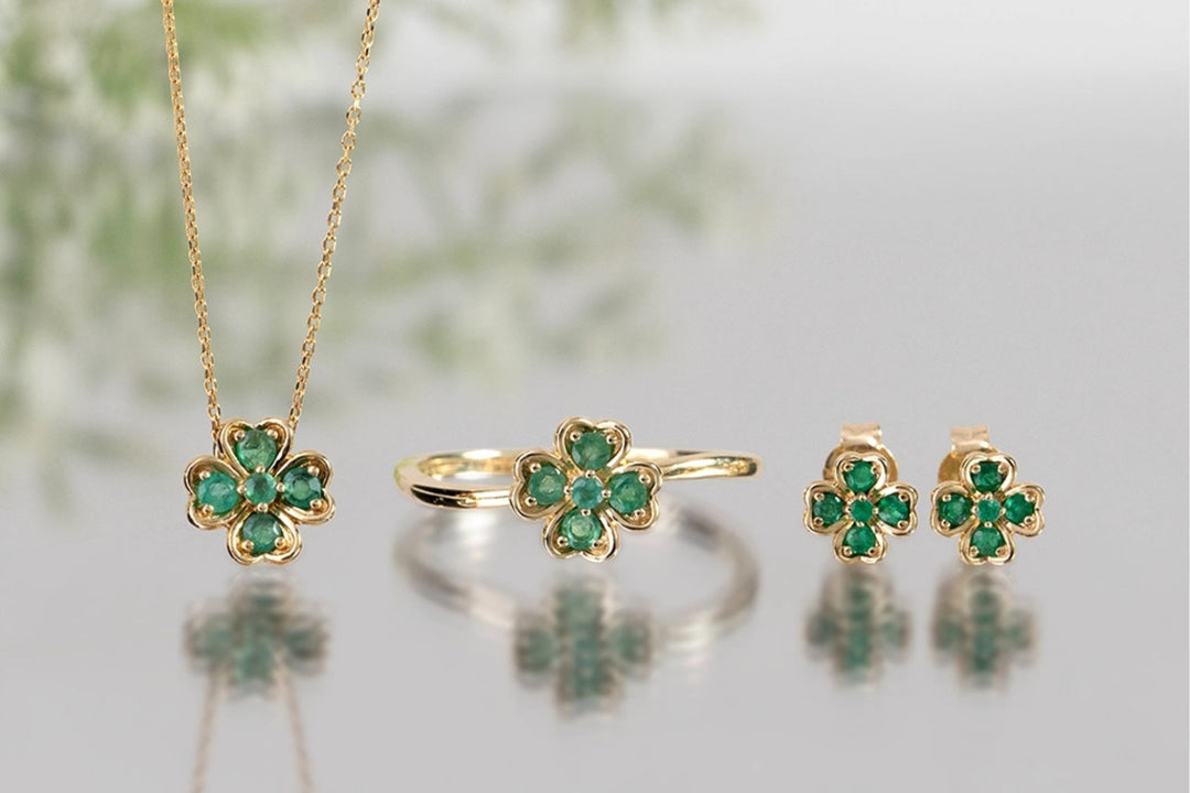 How do you choose an emerald necklace for everyday wear?