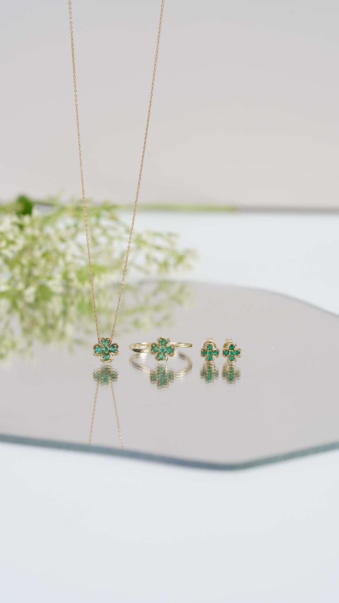 Gardenia Round Emerald Clover Pendant Necklace in 9ct Yellow Gold