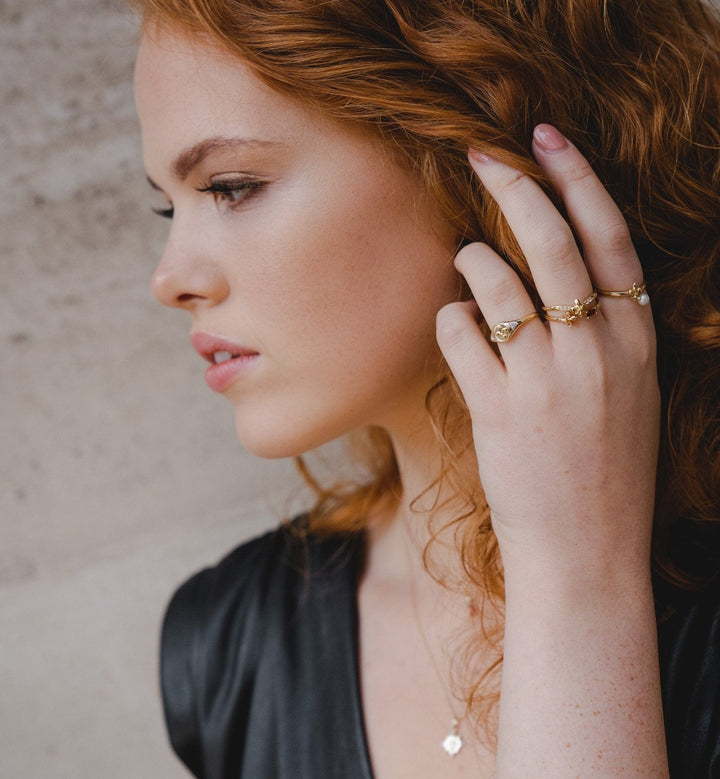 133R9475019 ECFEW™ Garnet Open Fleur De Lis Ring In 9ct Yellow Gold 3